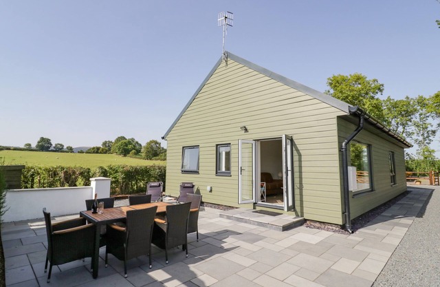 SOUTHEND, pet friendly, with a garden in Welland