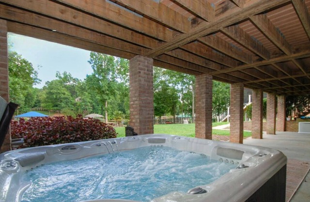 Southern Exposure - Charming Lake Front Home - Private Dock, Screened in Porch, Hot Tub