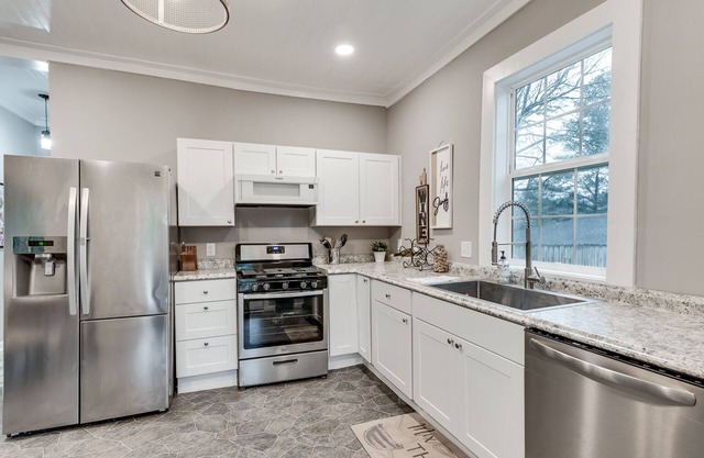 Southern Hospitality! Charming, pet-friendly home in Edgewood