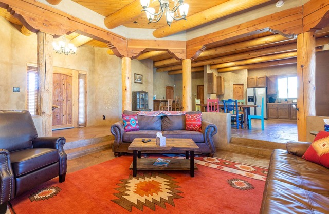 Southwestern Adobe Retreat 2.6 miles from Balloon Fiesta