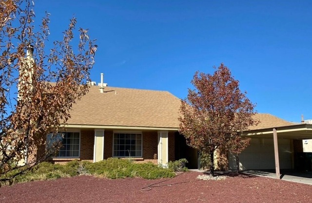 Southwestern style perfect for a large family and long stays w/ pool & game room