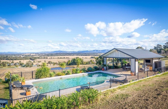 Sovereign Hill Country Lodge - Group accommodation with panoramic views from every room