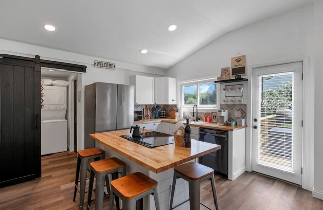 Sows on Sixth: Walking Distance to Buckeye lake Marina