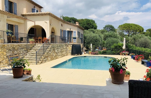 Spacious, Relaxing, Views, 5 minutes to Valbonne, office area, air conditioning