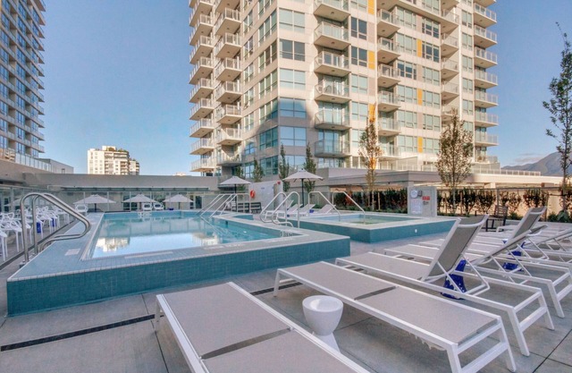 Spacious 1-bedroom+den condo w/amazing amenities - 90 days minimum
