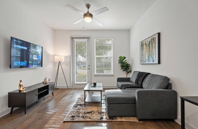 Spacious 1 BR Apt/King Bed/Pool/Gym/Close 2 Beach