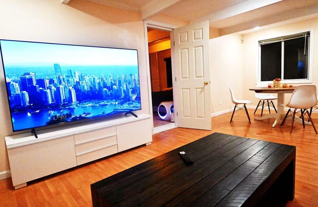 Spacious 1 King bed Ocean + Mountain View