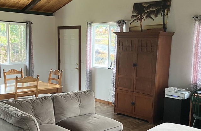Spacious 2 bedroom 1 bath house! Close to Maku’u Farmers Market