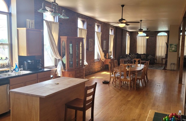 Spacious 2 bedroom apartment with 3 queen beds and 2 full baths