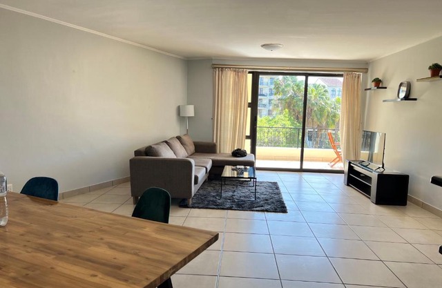 Spacious 2 bedroom apartment next to Canal walk with gym and pools