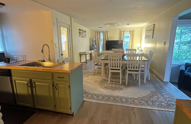 Spacious 2-bedroom apartment with AC, WiFi in Utica