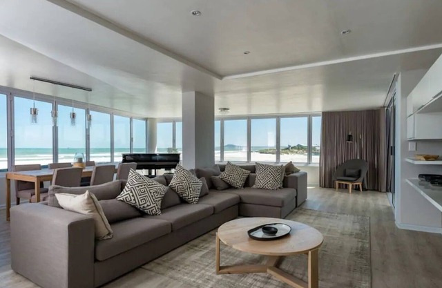 Spacious 2 Bedroom, Panoramic Sea Views with Wifi and Parking