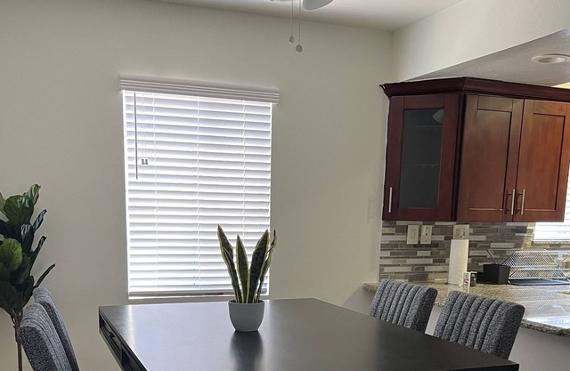 Spacious 2BR, 2BA Townhouse near Hollywood, Burbank and Pasadena