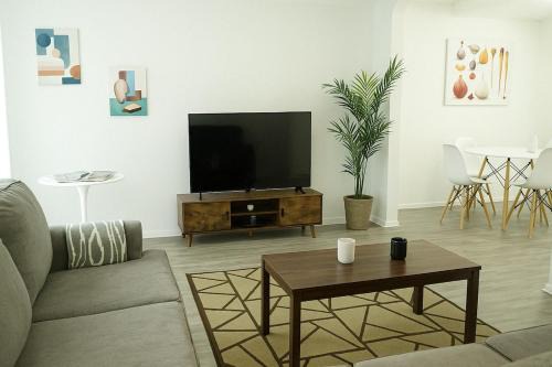 Spacious 2BR Townhouse - 3 Queens - Sleeps 8
