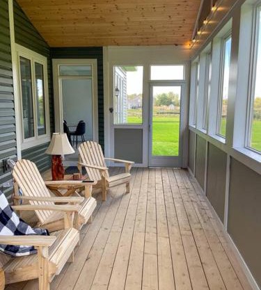 Spacious 3 Bdrm Retreat, Muskoka Room & Fireplace