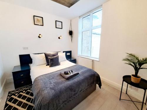 SPACIOUS 3 Bed APARTMENT, EN-SUITES, NEAR TRAIN STATION!