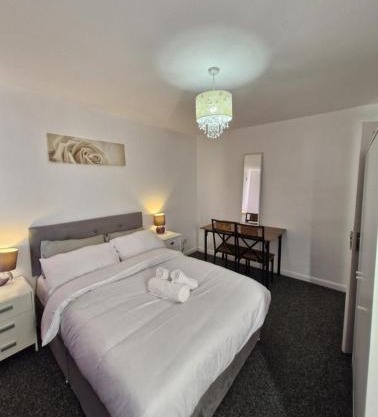 Spacious 3-Bed Home -Private Garden & free Parking