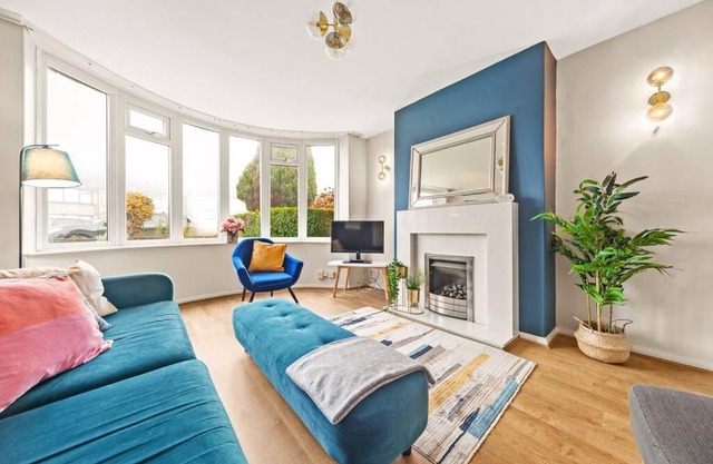 Spacious 3 bed house in North Leeds perfect for families & longer stays