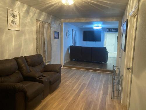 Spacious 3 Bedroom , 1 Bath House Pet friendly