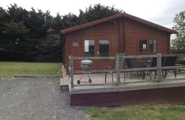 Spacious 3 bedroom cabin at Avonvale Holiday Lodge