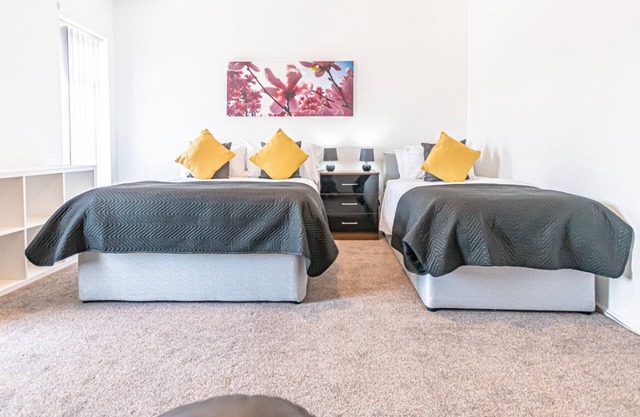 Spacious 3-Bedroom House in Ince, Wigan | Free Parking&Wifi | Long Stays Welcome