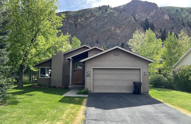 Spacious 3B/2BA house w/fenced yard+mountain view