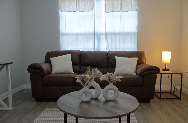 Spacious 3Bed/3Bath Apt: Pet-Friendly, Gym, Minutes from EIU & Local Attractions