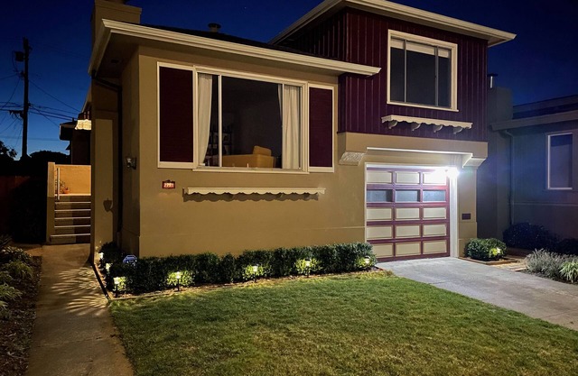 Spacious 3br home with yard, deck & sunset views ·