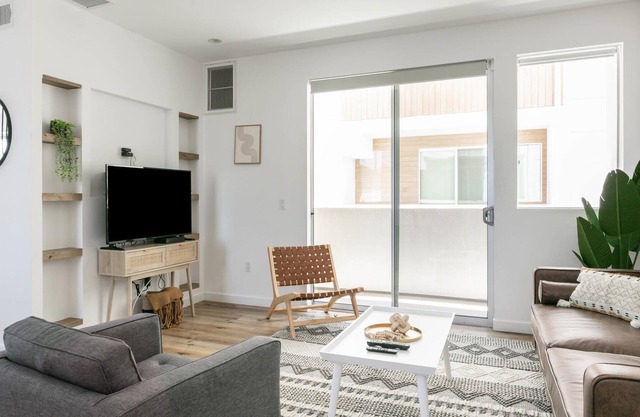 Spacious 3BR House in LA w/ Garage + Outdoor Area
