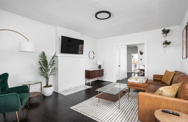 Spacious 3BR Retreat, Arcade, Near DT, Pets