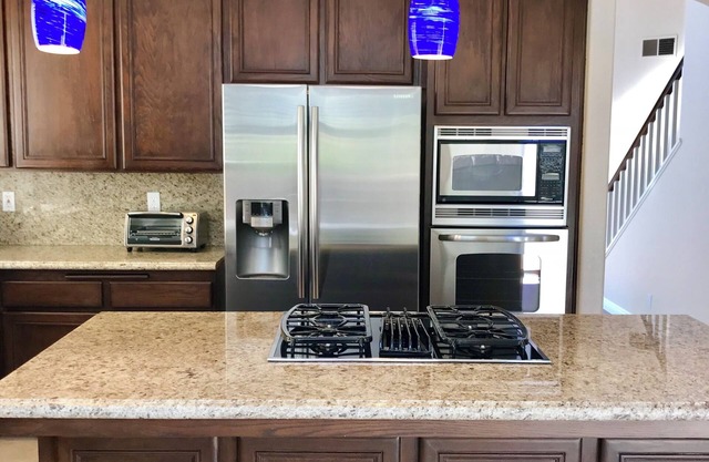 Spacious 4 Bd home convenient to Legoland, Carlsbad Outlets, beaches.