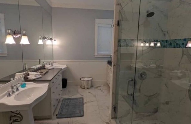 Spacious 4 bedroom home 0.7 miles to the beach!