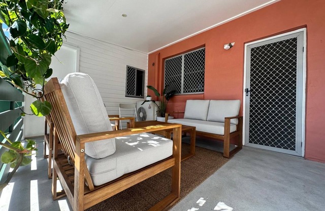 Spacious 4-Bedroom Apartment with AC & WiFi in Hamilton. Centre of Eat St.