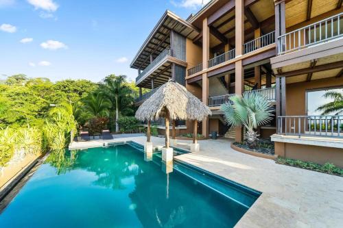 Spacious 4 Bedroom Condo Pool
