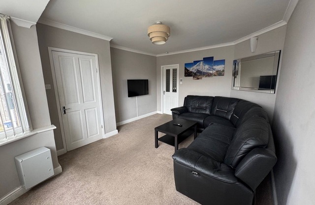 Spacious 4 Bedroom Home|FREE Parking & Wi-Fi|Garden