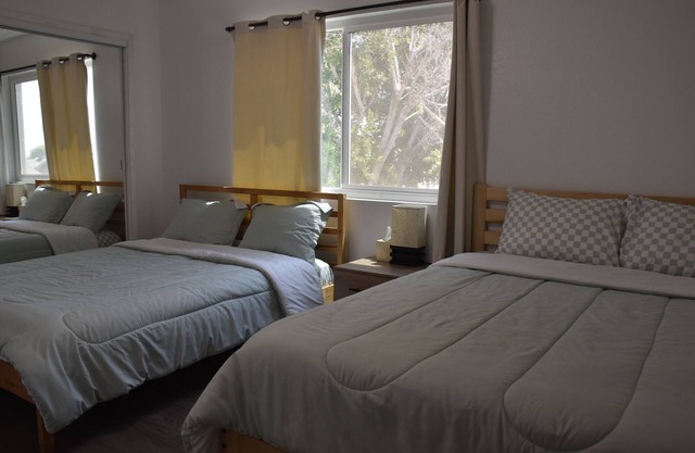 Spacious 4-bedroom house with WiFi, AC in superb Glendale