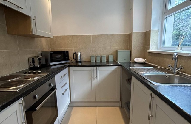 Spacious 4 Bedroom House - Central & Pet Friendly