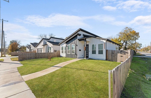 Spacious 4-bedroom house in fabulous Dallas with WiFi, AC