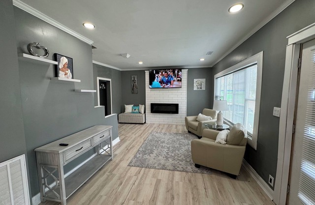 Spacious 4-bedroom house in marvelous Dolton with WiFi, AC