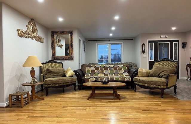 Spacious 4-Bedroom Retreat Near Presqu'ile Park
