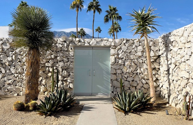 Spacious 4-bedroom Mid-Century house in Palm Springs