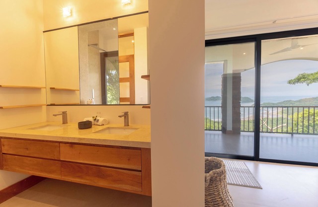 Spacious 4-bedroom villa with unique view to both ocean sites, fitness room,WiFi