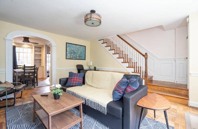 Spacious 4BR CozySuites in Old Town Alexandria