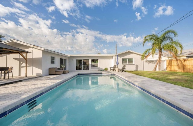 Spacious 4BR Oasis w/Pool Near Anna Maria Island