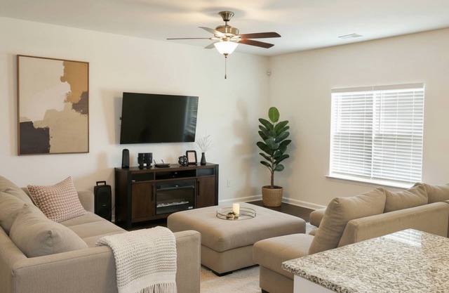 Spacious 4BR Retreat w Grill & Patio – Less than 20 mins to Uptown! +20% off