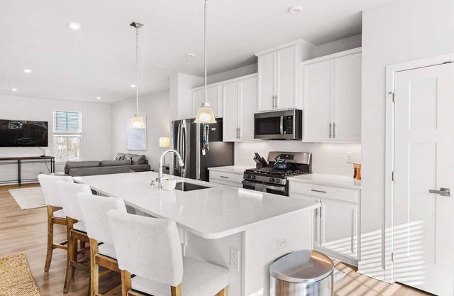 Spacious 4BR Townhouse w/Pool & Hot Tub Access