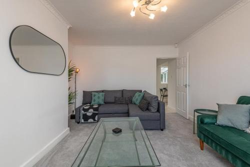 Spacious 5 Bed Close to Elland Road, First Direct Arena & Headingley Stadium