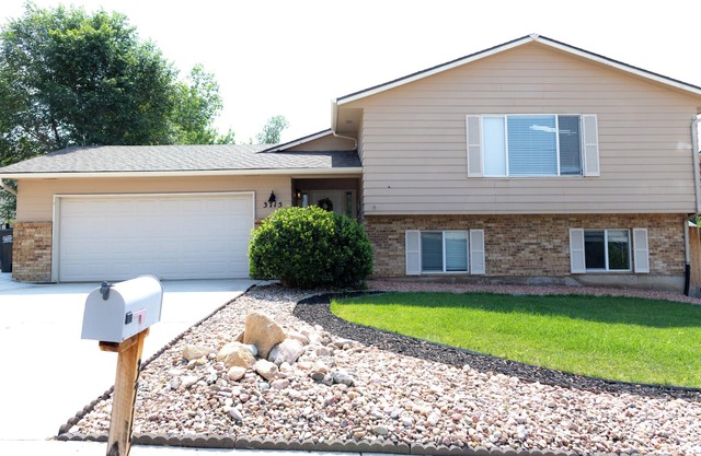 Spacious 5-bedroom house in welcoming Colorado Springs with AC, Hot Tub