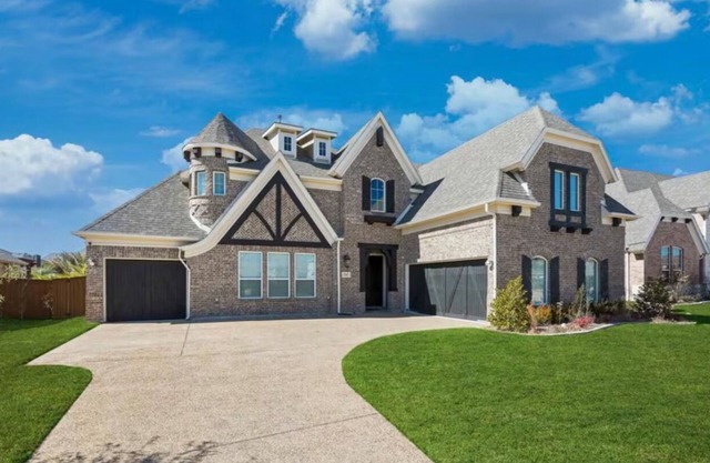 Spacious 5-bedroom house with 2 king beds in charming Grand Prairie