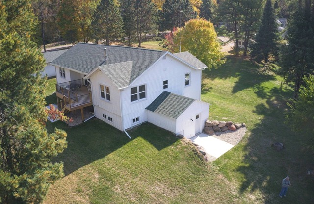 Spacious 5-bedroom 4- bath house 1- mile to Devil's Lake.